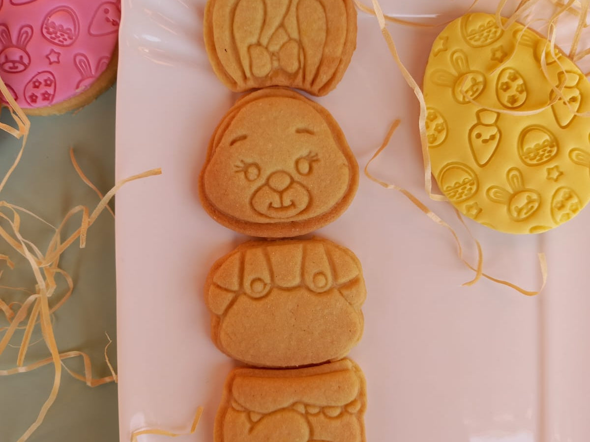 La Torta Di Pasqua Decorata Con Biscotti A Forma Di Cuori E Un Coniglietto Confezioni Blu Sottili Coniglio Su Sfondo Rosa Image164529897 La Torta Di Pasqua Decorata Con Biscotti A Forma Di Cuori E Un Coniglietto Confezioni Blu Sottili Coniglio Su Sfondo Rosa Image164529897