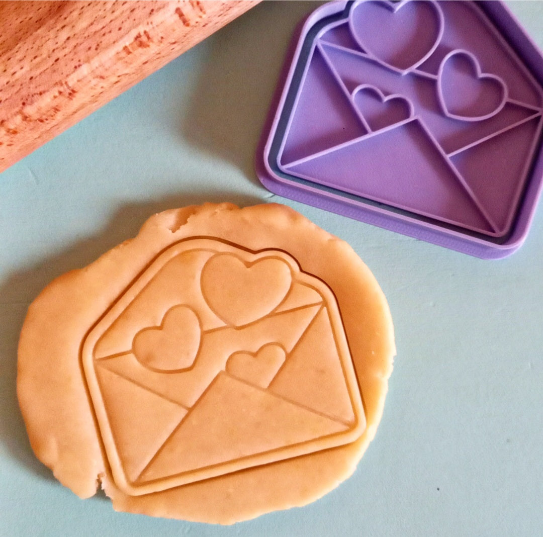 Stampo per biscotti a forma di Busta tre cuori