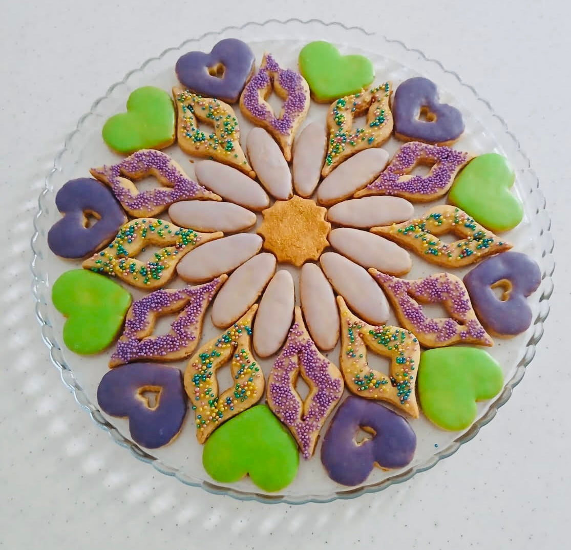 Biscotti A Forma Di Noce Impilati Su Un Vassoio Di Vetro Con Manico D Argento Messa Fuoco Selettiva Image168724190 Biscotti A Forma Di Noce Impilati Su Un Vassoio Di Vetro Con Manico D Argento Messa Fuoco Selettiva Image168724190