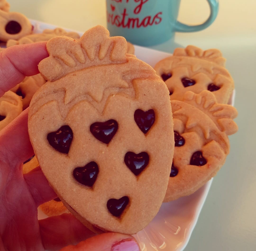 https://www.stampibiscotti.it/5384/set-fragola-cuori.jpg